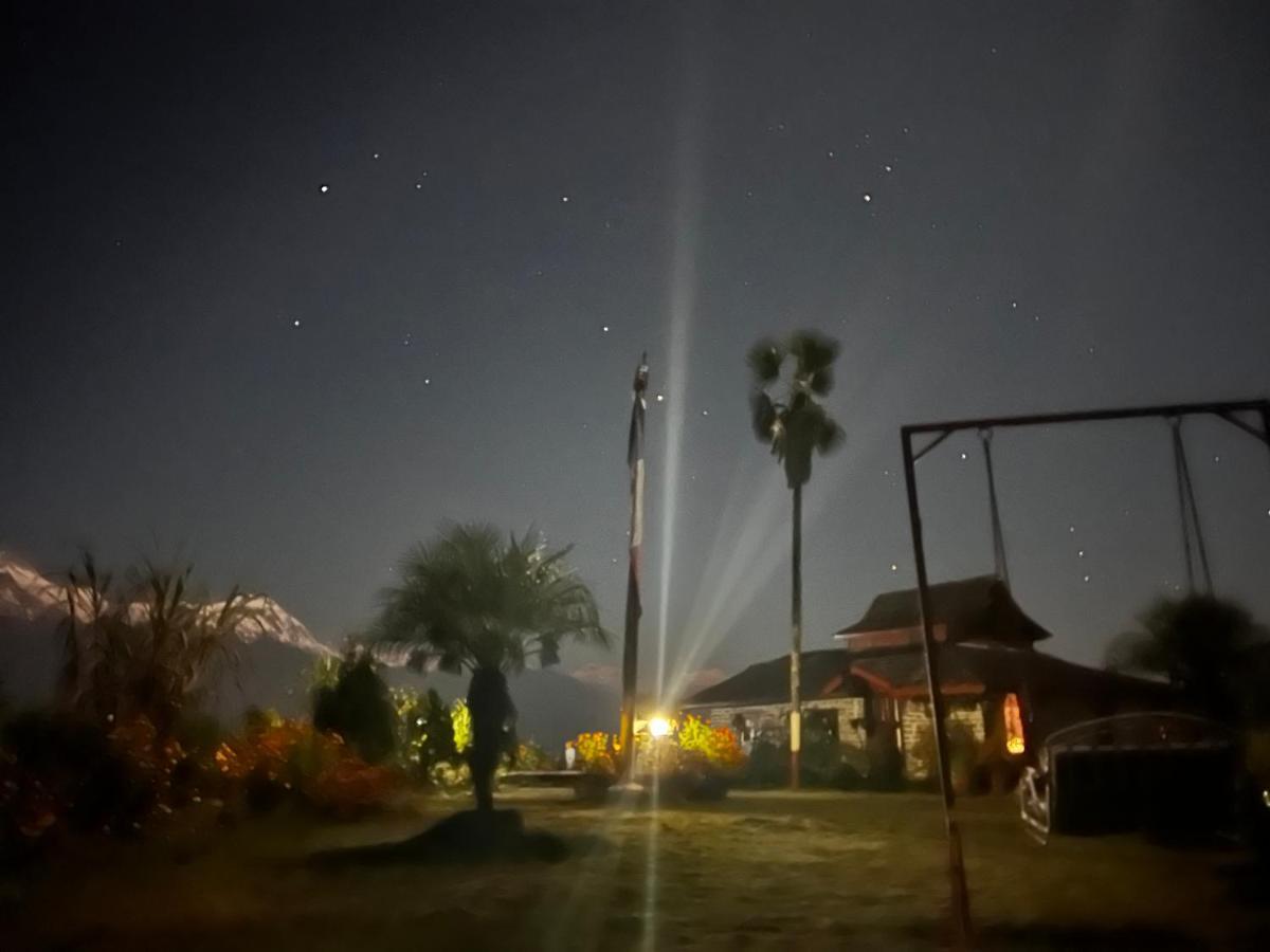 Es Deurali Resort Pokhara Buitenkant foto