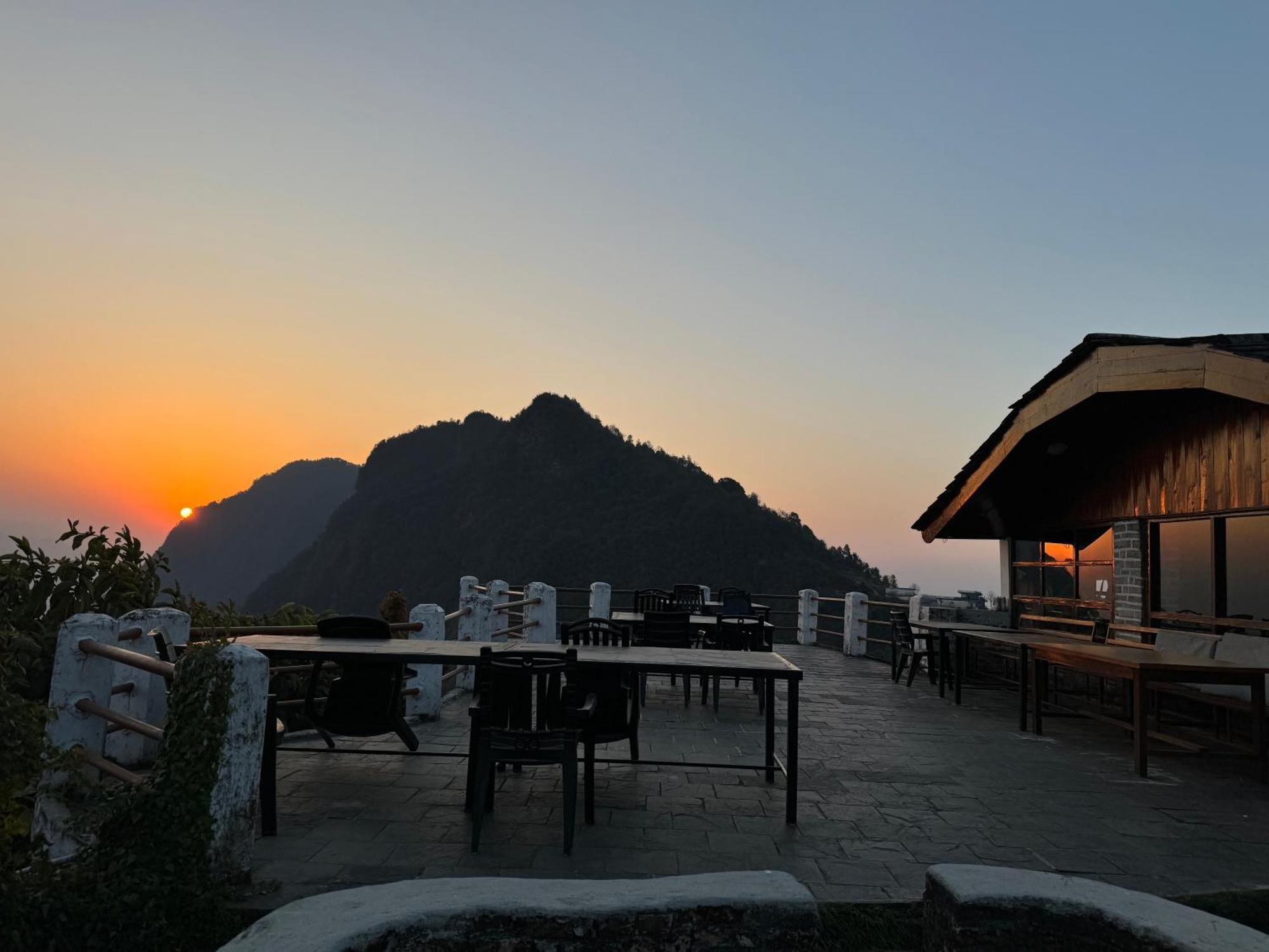 Es Deurali Resort Pokhara Buitenkant foto