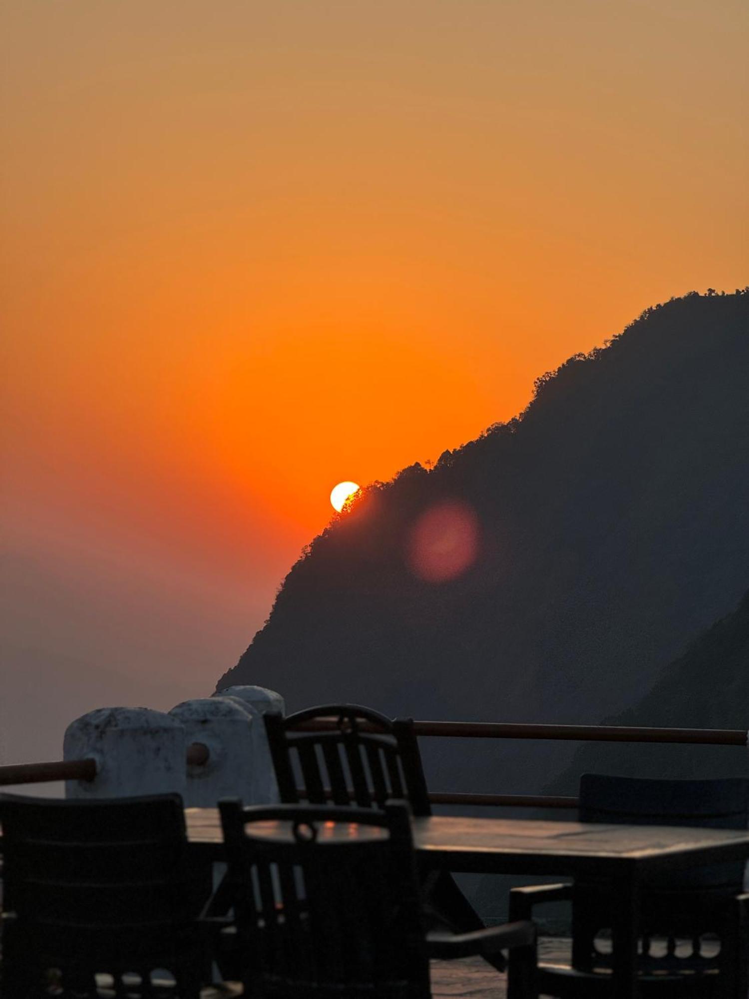 Es Deurali Resort Pokhara Buitenkant foto