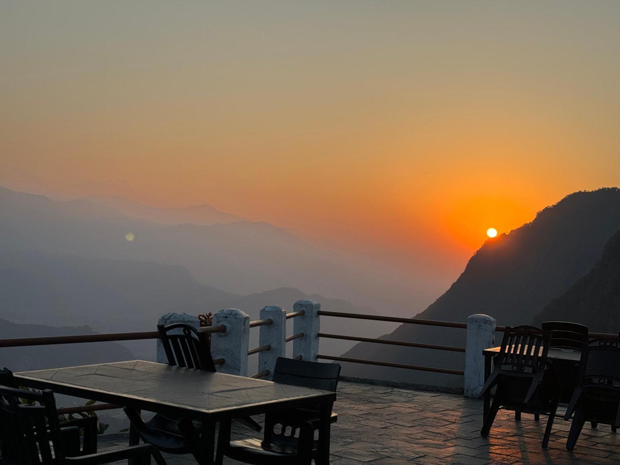 Es Deurali Resort Pokhara Buitenkant foto