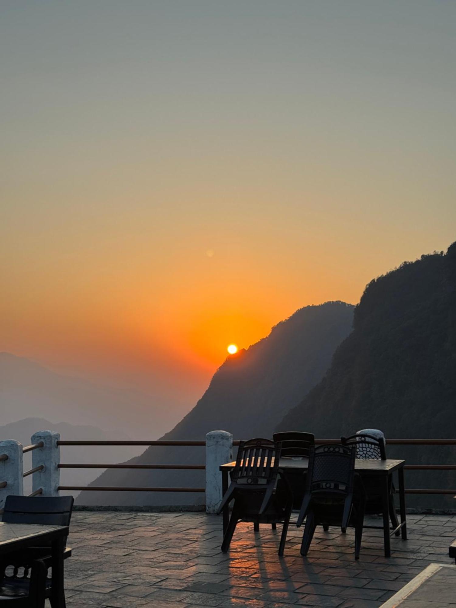 Es Deurali Resort Pokhara Buitenkant foto
