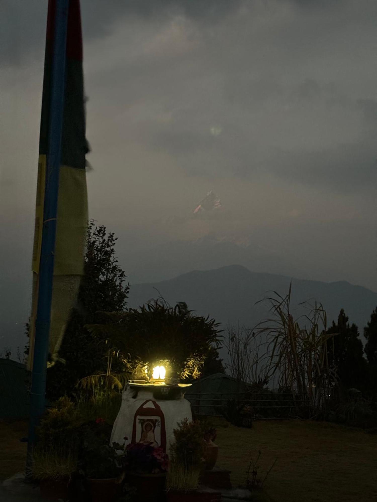 Es Deurali Resort Pokhara Buitenkant foto