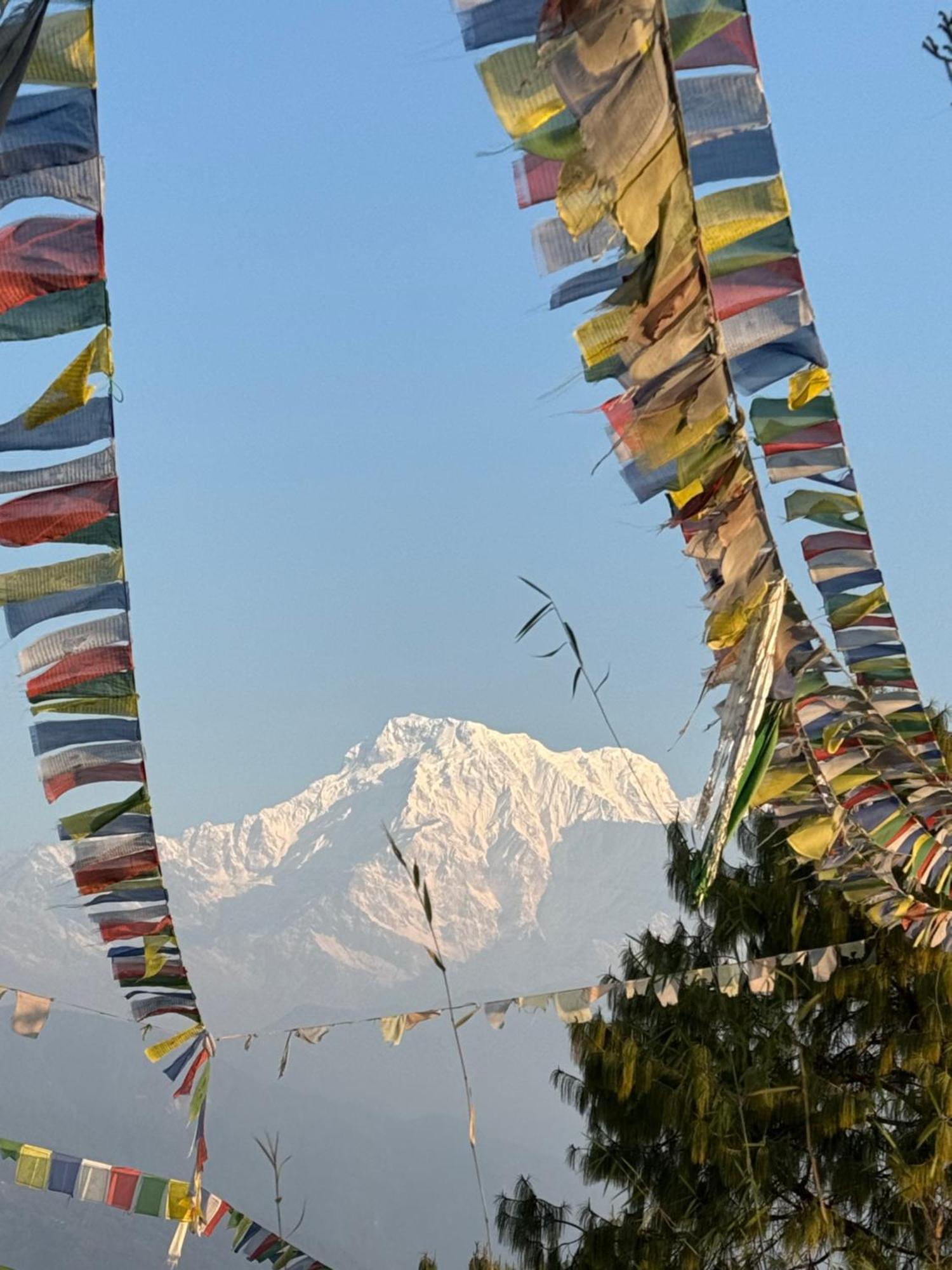 Es Deurali Resort Pokhara Buitenkant foto