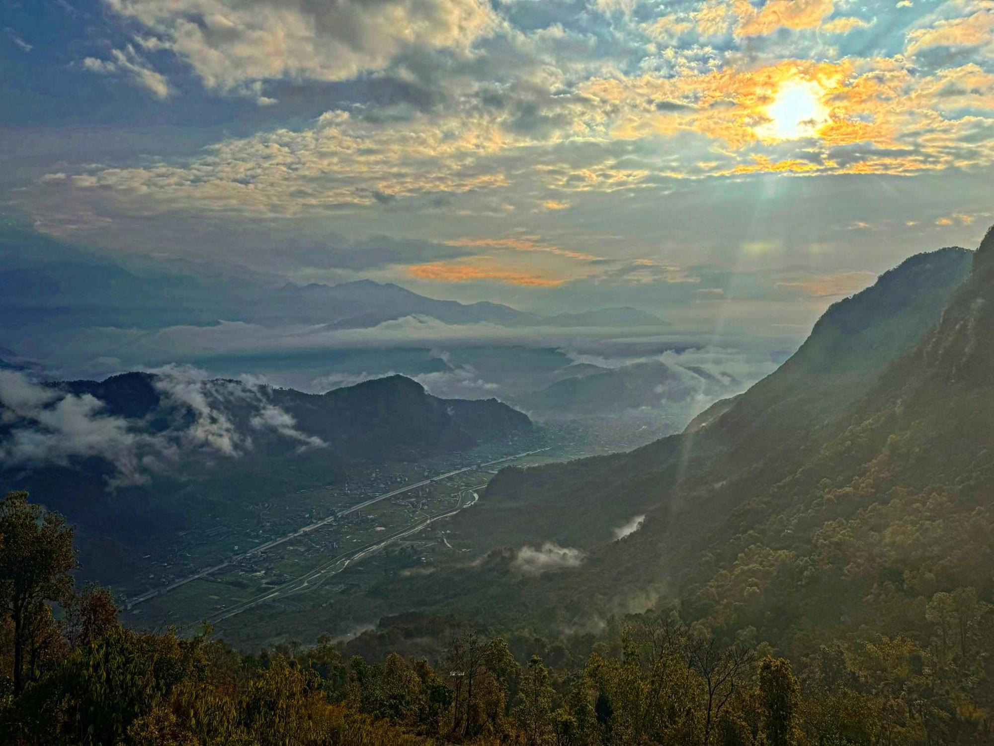 Es Deurali Resort Pokhara Buitenkant foto
